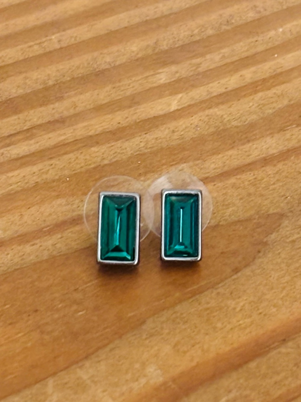 💥 DKNY Rectangular Emerald Green Stud Earrings